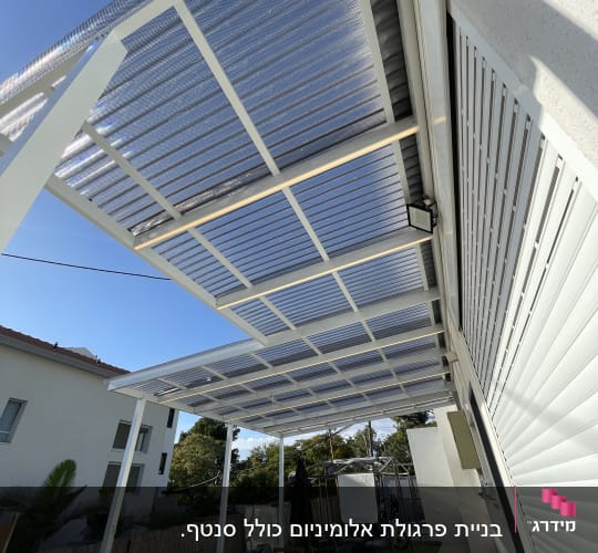 פרגולה מאלומיניום עם גג שקוף למחצה